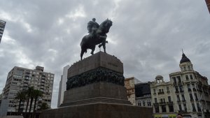 la statue de Artigas sur la place de l'Indépendance