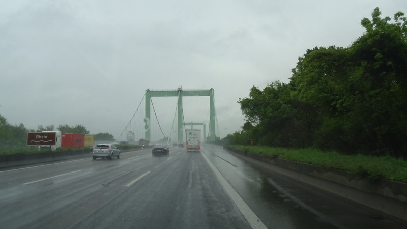 traversée d'un pont sur le Rhin sous la pluie