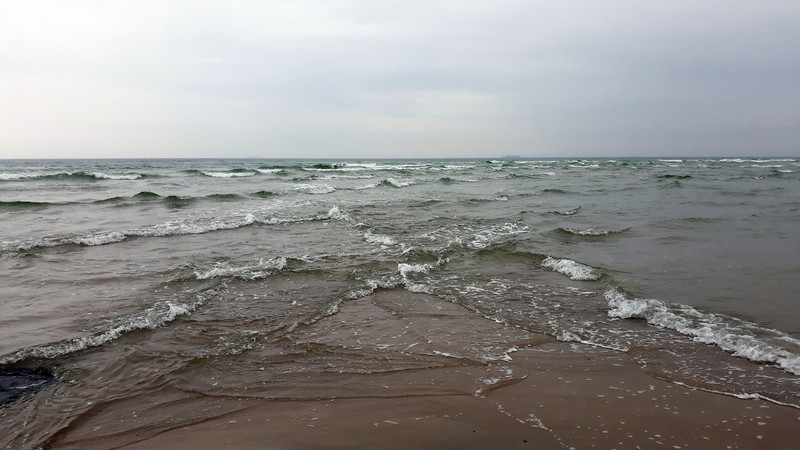 01 0 à l'extrême pointe du Jutland, à Grenen, deux mers s'affrontent  mer du Nord à gauche, Baltique à droite !
