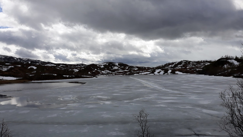 un lac gelé le long de notre route