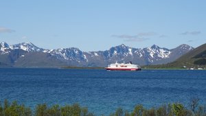 36 un bateau de croisière... se promenant le long des fjords que nous voyons tout aussi bien depuis la route...