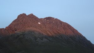 coucher du soleil sur la montagne