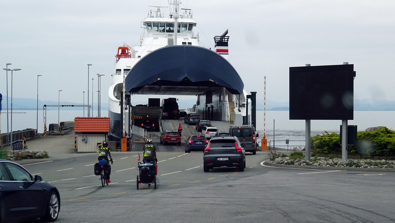 on décide finalement de prendre notre 2èm ferry et visons un vrai camping !!!