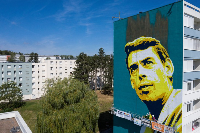 Street art : un portrait géant de Jacques Brel dévoilé à Vesoul
