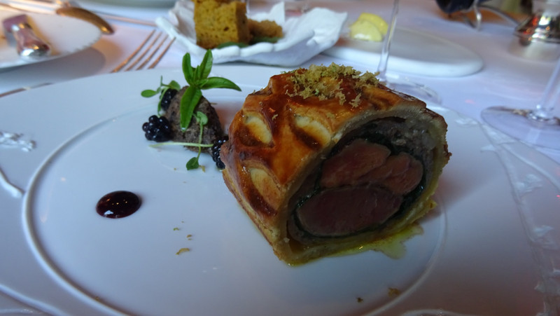 4ème plat : le Pigeon de Pierre-Eudes dans une Tourte marbrée de Foie gras, une Poivrade à la Syrah et Condiments.