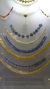 Colliers de perles d’or ou de pierres précieuses  2500 à 1500 avant JC
