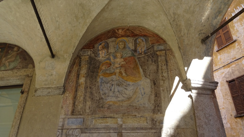 sous les arcades du palais de la région de Cannobio