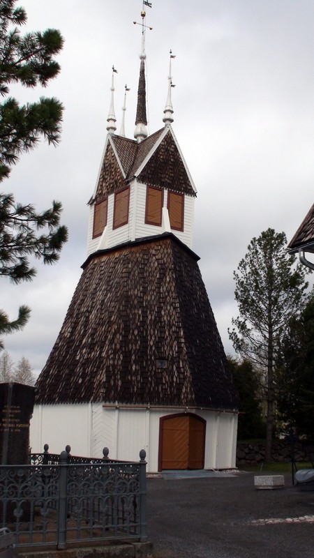 église de Rovaniemi et son toit en tuiles de bois