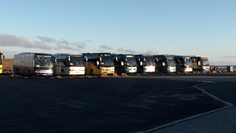 les bus attendent le retour des touristes...