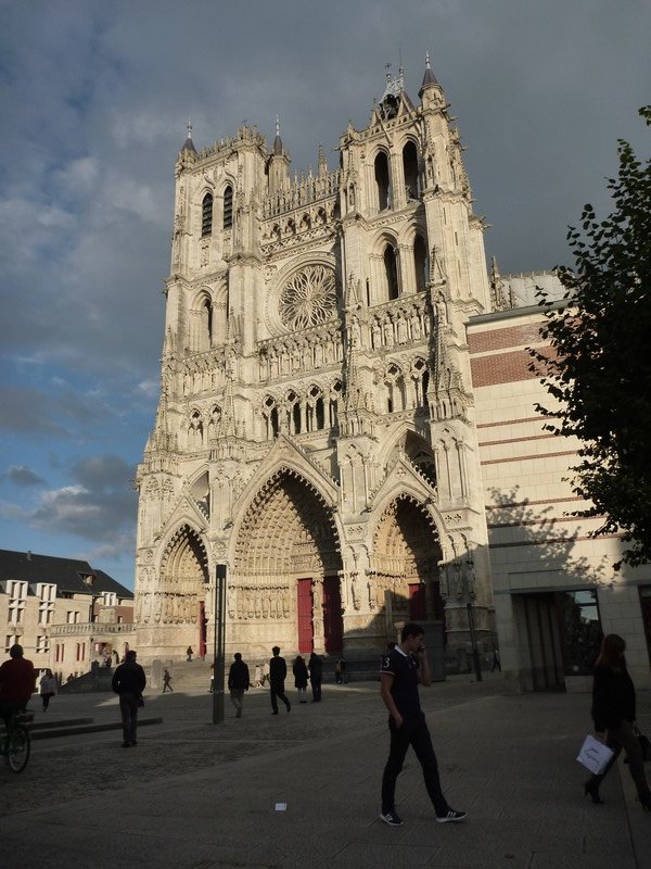 Notre Dame : voir plus sur : https://fr.wikipedia.org/wiki/Cath%C3%A9drale_Notre-Dame_d%27Amiens