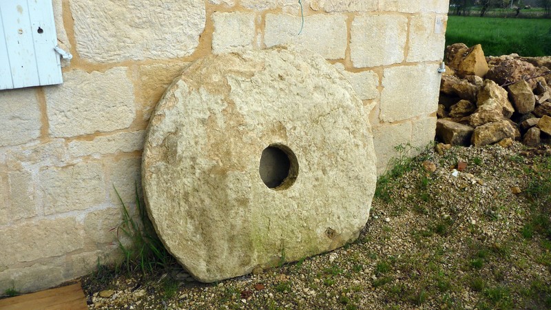 la pierre du dessous de l'ancien moulin