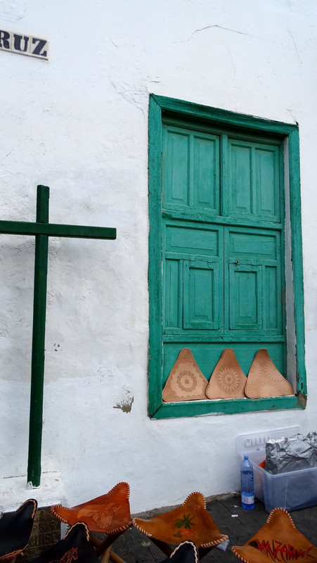 les croix ont été disposées afin que les hommes n'urinent pas sur les murs de la ville...