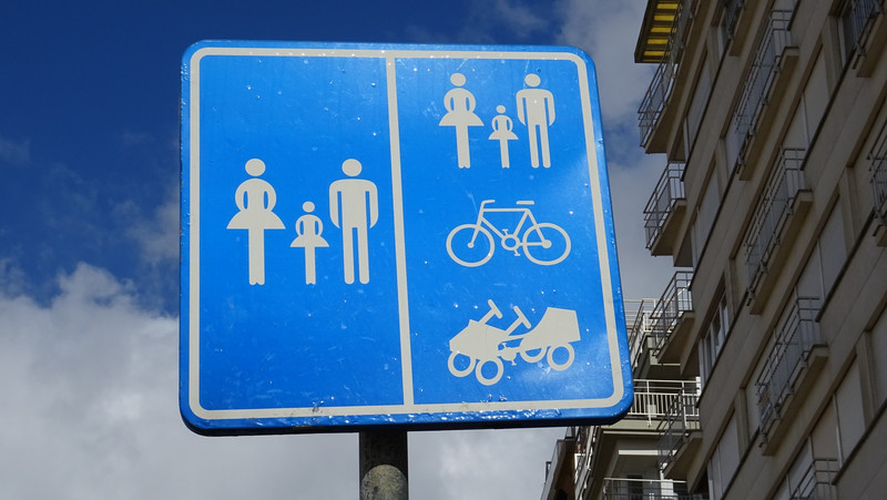 miren bien al panel, indica peatones, bicis y tambien lo que llaman en Belgica "cuistax"