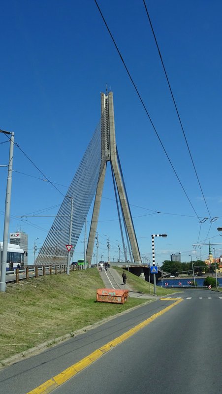 le pont qui traverse la Dauvaga