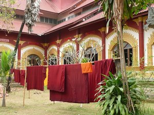 Pyykkia kuivumassa temppelin pihalla