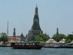 Wat Arun, kambozhalaiseen tyyliin rakennettu temppeli