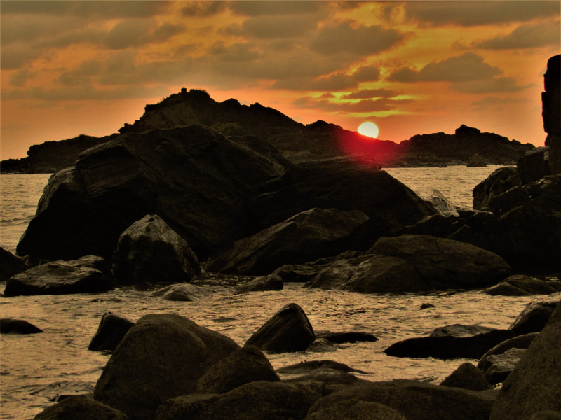 Sunset from the rocks, Om