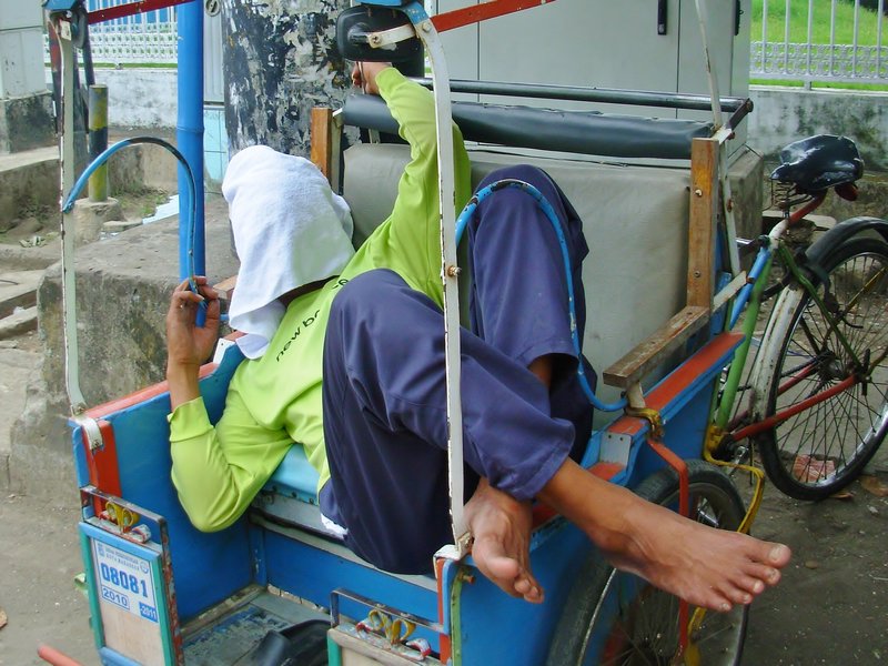 Sleeping becak driver, Makassar Sulawesi