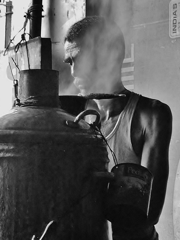 Chai vendor, Tiruvannamalai, Tamil Nadu