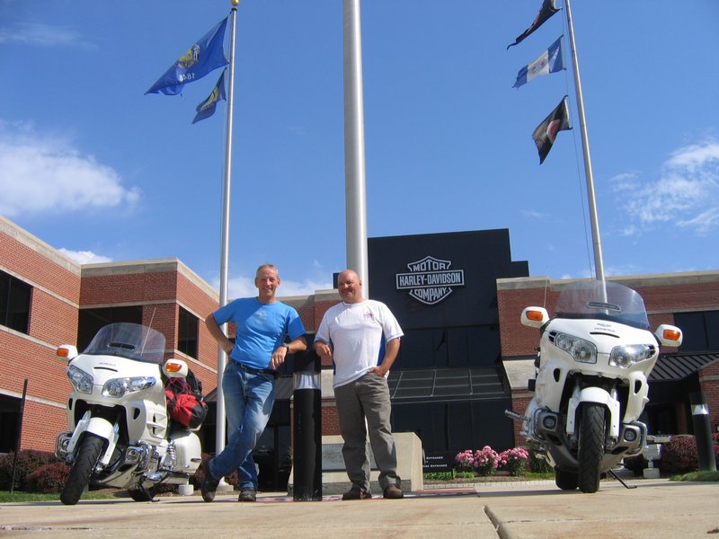 Alain et Michel devant l'usine de fabrication des Harley