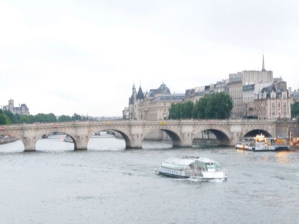 Paris bridge time
