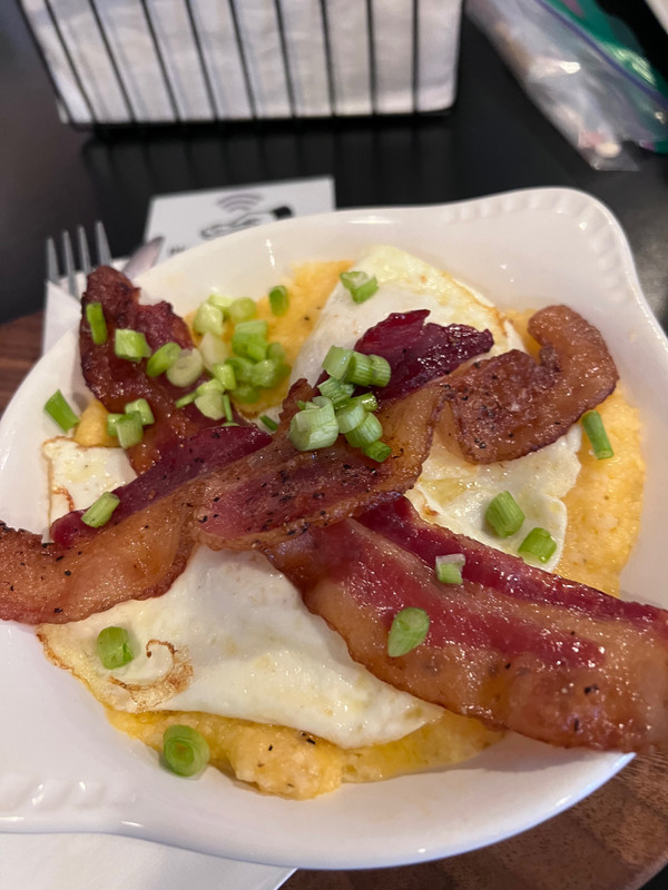 Cheesy grits, egg, and candied bacon
