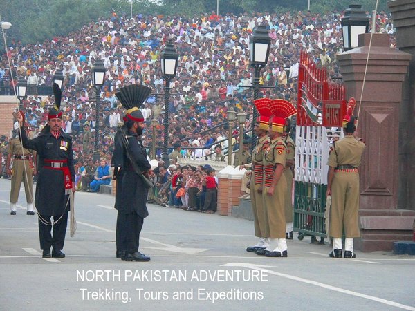 Cérémonie du drapeau à la frontière Wahga (Lahore)  Read more: http://blog.travelpod.com/travel-blog-entries/nangaparbat/1/1325797674/tpod.html#pbrowser/nangaparbat/1/1325797674/filename=drapeau-ceremeny-au-wahga-fronti-re-Lahore.