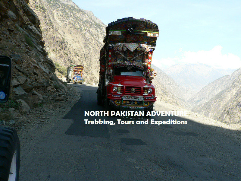 Ein Lastwagen auf Karakorum Highway in den nördlichen Gebieten Pakistans