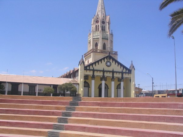 Iglesia al costado de la plaza principal - Church by the main square