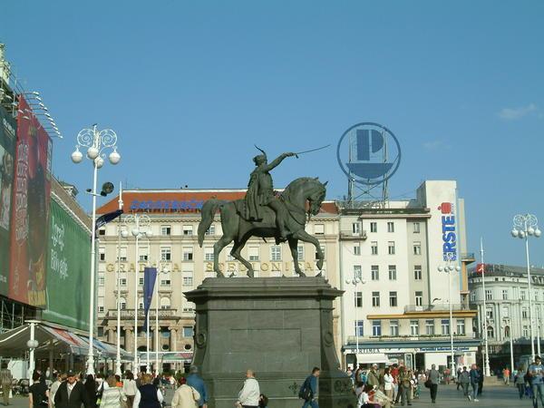 statue in Trg Jelacica