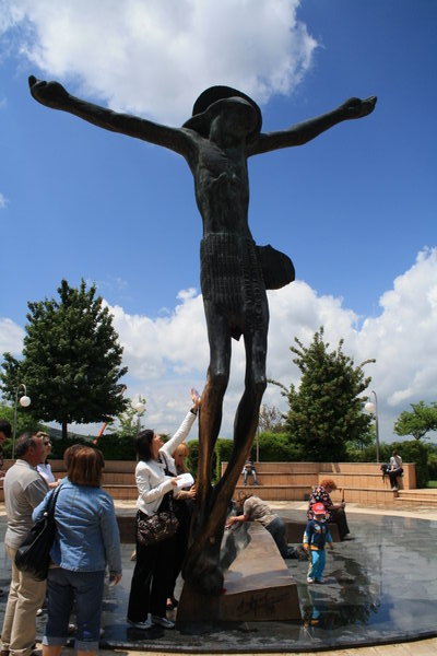 Jesus and his weeping knee, Medugorje