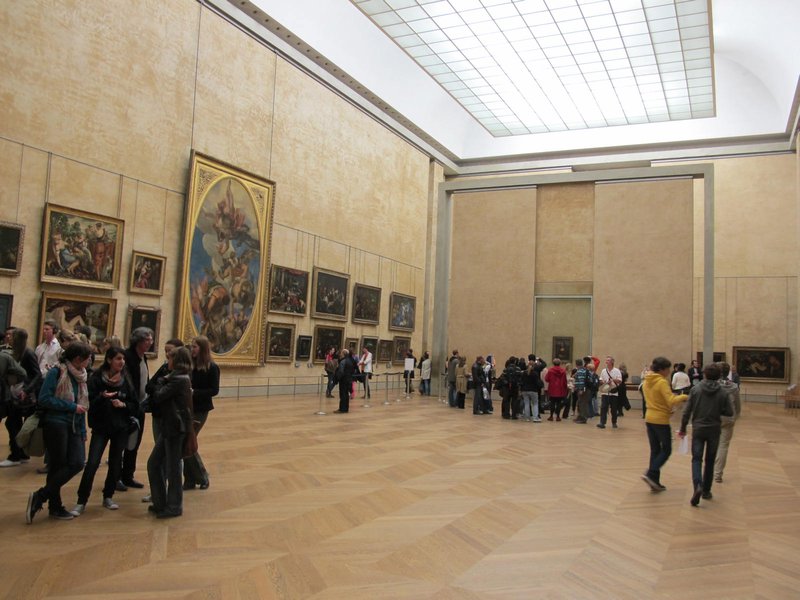A small crowd viewing the Mona Lisa