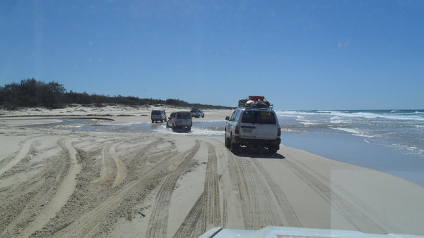 Mit dem 4WD den Beach von Fraser Island entlang