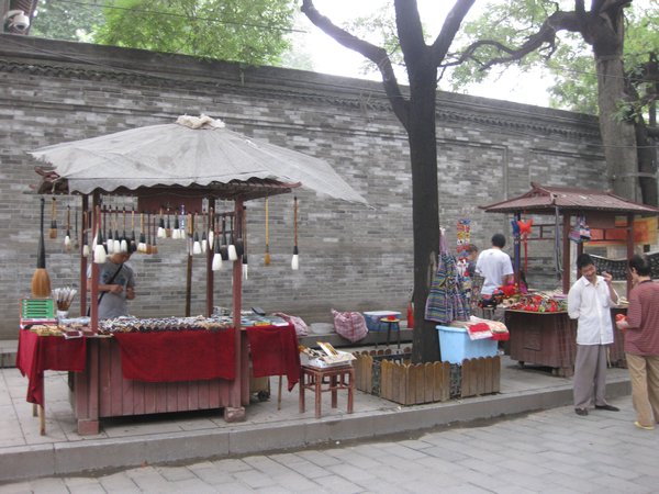 Vendors on road to Bei Lin