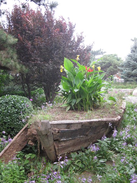 Boat-shaped planter