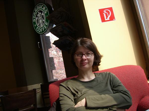 Kathrin im Starbucks an der Börse in Frankfurt
