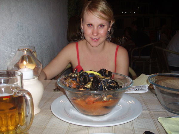 big bowl of mussells!