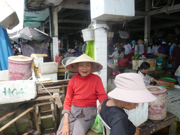 Old lady Hoi An