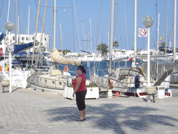 Doris attend son équipage sur le quai de plaisance de Sousse