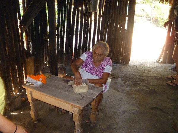 La doyenne du village, 74 ans, dans sa hutte