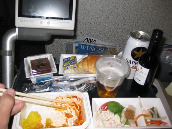 Airplane food with free drinks!!