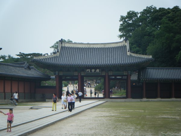 Inner courtyard infront of Injeongjeon