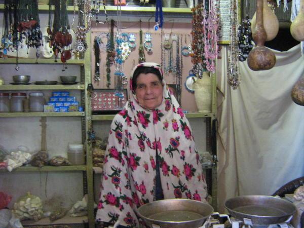 lady in abyaneh 