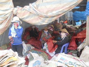 Day 5, on the road:Des femmes qui reorganise les poubelles