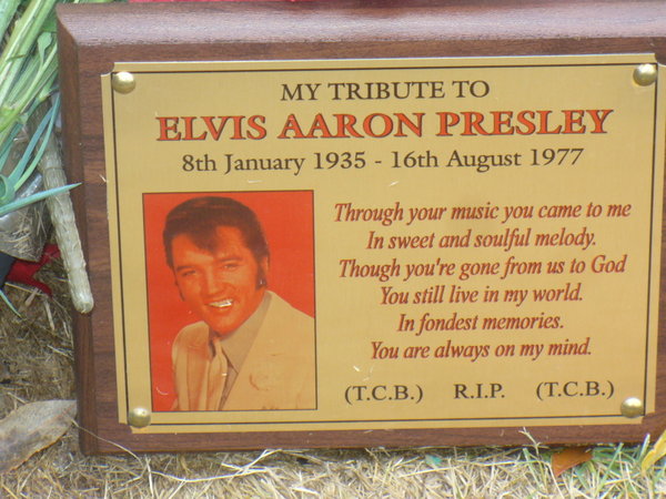 Elvis Tribute next to his grave