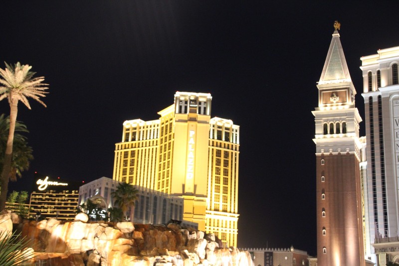 Nice view of the Palazzo and Venetian at night. Looks like Wynn is autographing the photo !
