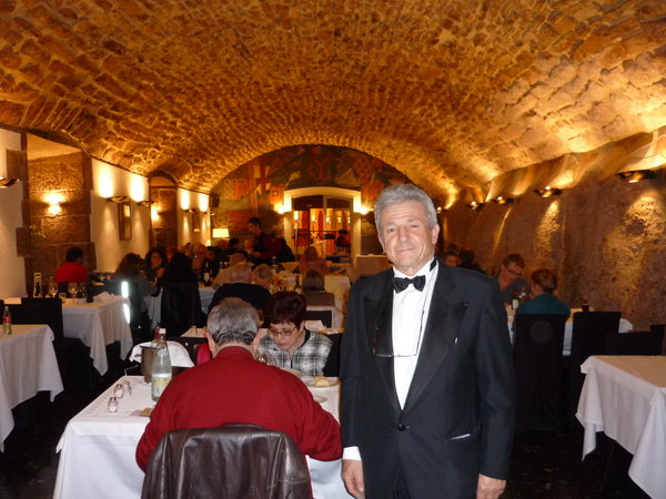 Manuel, the tres professional Monserrat waiter