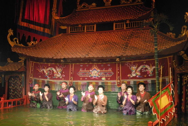 Vietnamese Waterpuppeteers appauled after a great and amusing show.