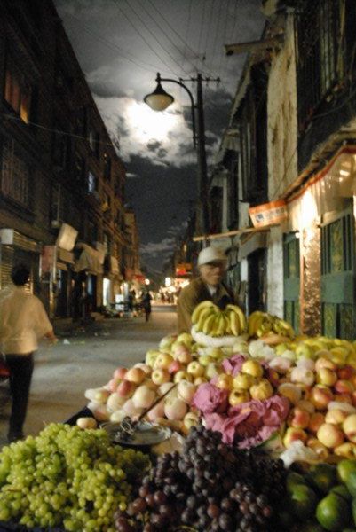 Nightime fruit seller - Lhasa