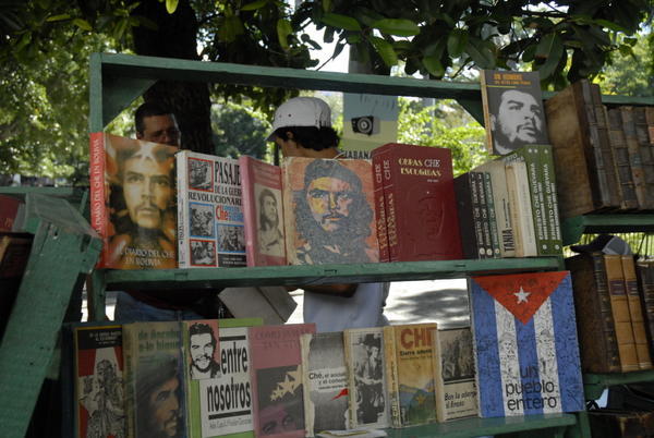 Che literature in Historico Centro park...